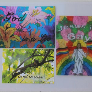 Puede incluir: Tres impresiones artísticas con diferentes diseños. Una presenta el texto "God is a Love" sobre un fondo floral. Otra muestra a Jesús con banderas arcoíris y el texto "Jesus is Gay". La tercera impresión tiene una ardilla en un árbol con el texto "No Gods No Masters."
