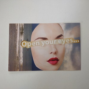 Cartolina collage Apri gli occhi - cartolina artistica unica nel suo genere, realizzata a mano, 4 x 6 pollici