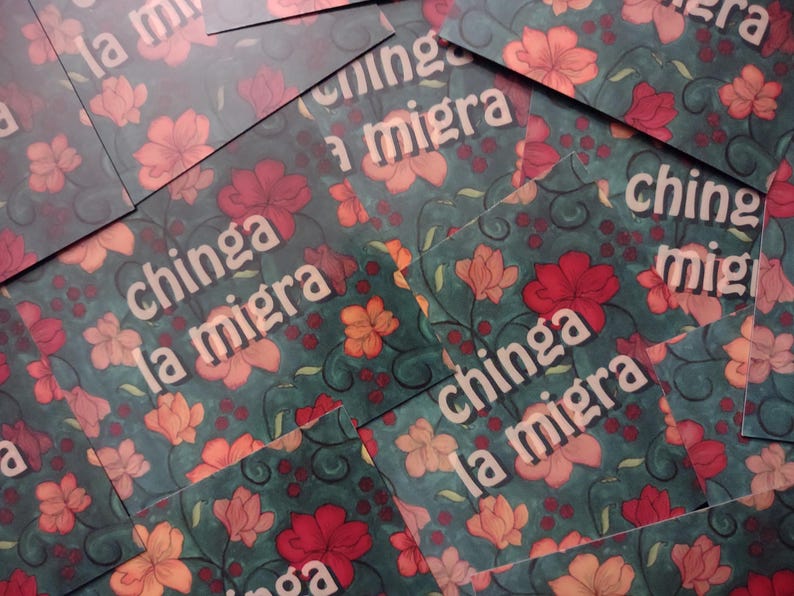 Puede incluir: Una pila de pegatinas coloridas con un patr&oacute;n floral y el texto "chinga la migra" repetido en cada pegatina.