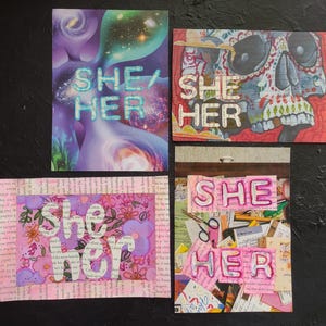 Cartões postais com pronomes Ela/Dela, cartões postais exclusivos de colagem de pronomes com letras de páginas de livro de h*rry p*tter cortadas à mão, presente de arte exclusivo e feito à mão