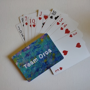 Baraja clásica de cartas del equipo Orca con 4 palos completos, 2 comodines y una caja de almacenamiento: edición limitada, cartas únicas.