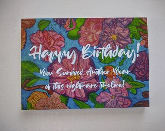 ¡Feliz cumpleaños! ¡Sobreviviste otro año de esta línea de tiempo de pesadilla! tarjeta postal; Tarjetas de cumpleaños de humor negro, tarjeta de cumpleaños divertida para amigos.