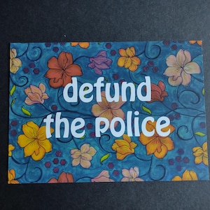 Cartão postal floral Defund the Police (5 x 7 polegadas) impresso em papel reciclado de 100 lb - lápis de cor e desenho floral em aquarela, edição limitada