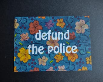 Postal floral "Desfinanciar a la policía": Papel reciclado, diseño con lápices de colores.