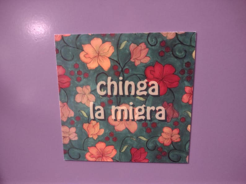 Puede incluir: Una impresi&oacute;n floral colorida con el texto "chinga la migra" en letras blancas.