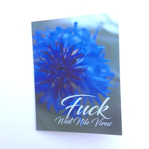 Puede incluir: Una flor azul con el texto "Fuck West Nile Virus" sobre un fondo gris.