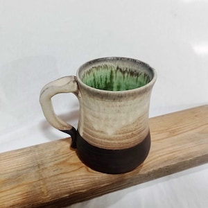 Taza de cerámica hecha a mano: 17 oz, color crema y marrón