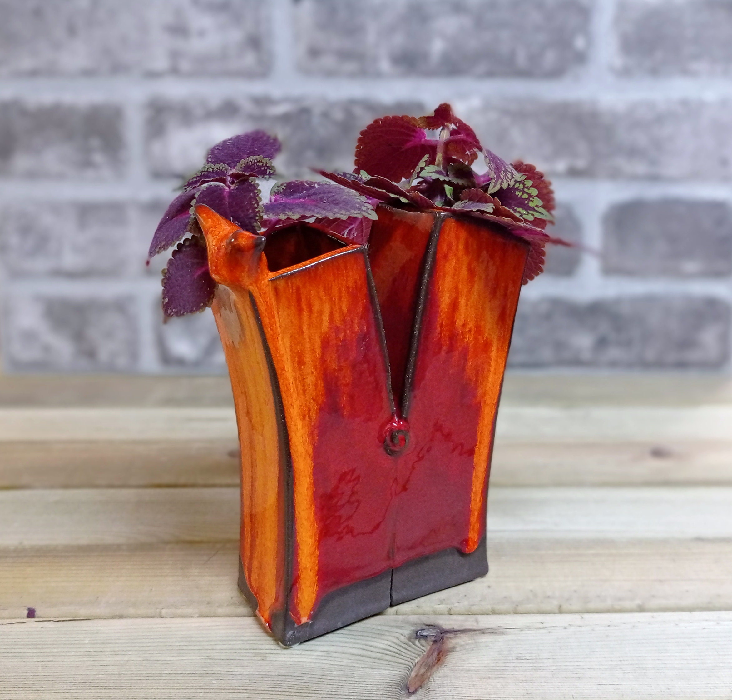 手作り陶器の花瓶：鳥が描かれた2つの四角い赤釉の花瓶 - Etsy 日本