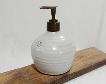 手作り陶器製ソープディスペンサー：クリーム釉の素朴な陶器
