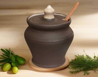 Salero de cerámica negra hecho a mano con cuchara