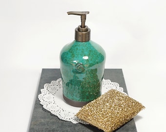 Dispenser di sapone in ceramica blu-verde fatto a mano: arredamento rustico per la cucina