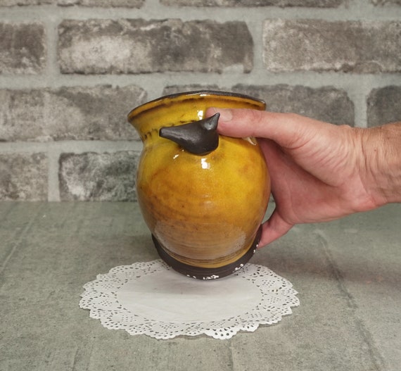 Ceramica Cantina del sale grosso, Contenitore giallo con un