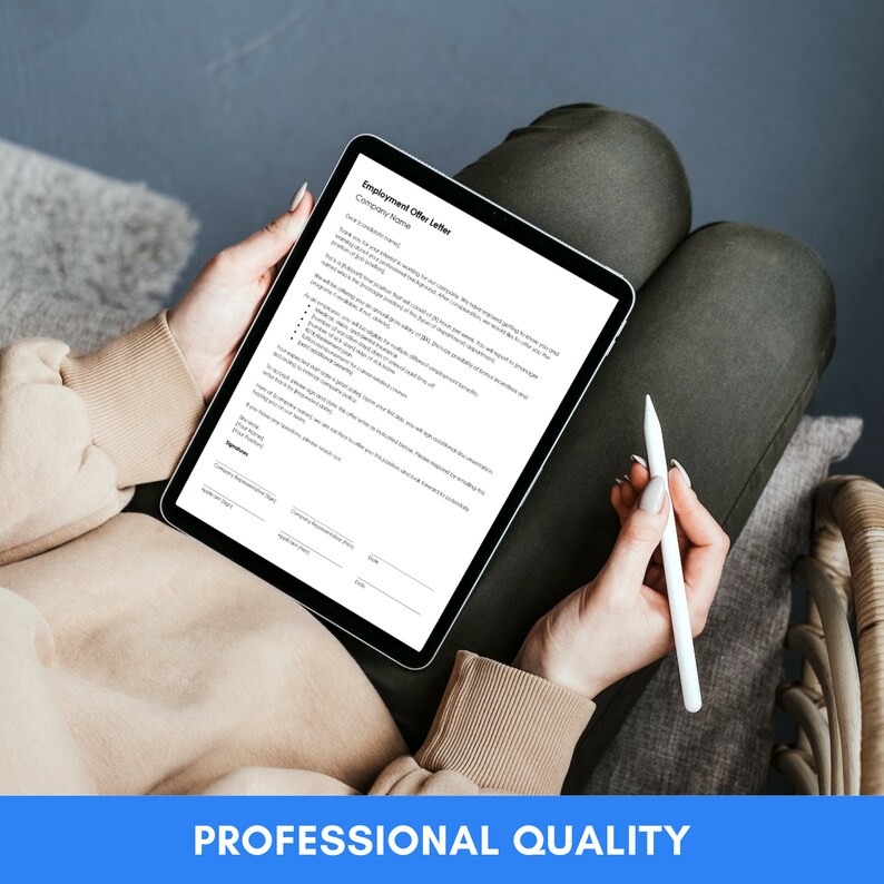 Puede incluir: Una tableta digital que muestra una carta de oferta de empleo con el t&iacute;tulo "Carta de oferta de empleo" y el texto "Nombre de la empresa" y "Fecha" en la parte superior del documento.