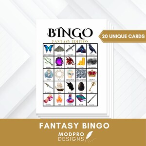 Op de afbeelding: Een stapel witte Bingokaarten met een fantasiethema. De kaarten bevatten een raster van fantasiegerelateerde afbeeldingen zoals een draak, zwaard en raaf. De woorden "BINGO FANTASY EDITION" staan bovenaan. De woorden "20 UNIQUE CARDS" staan in een gouden rechthoek.