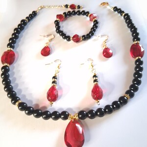 Zestaw biżuterii Midnight Fire, 4 elementy, zestaw naszyjników w kolorze czarnym i rubinowo czerwonym