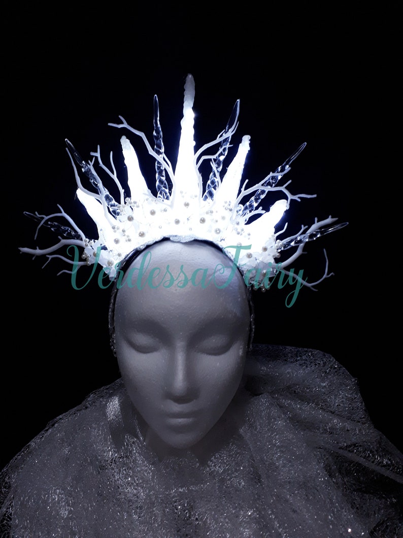 Bande élastique Ajustable Couronne Reine Boland Argentée - Diadème Princesse  Des Neiges Avec Élastique - Fête Carnaval Déguisement Bandeau élastique  Festif, image size:794x1059
