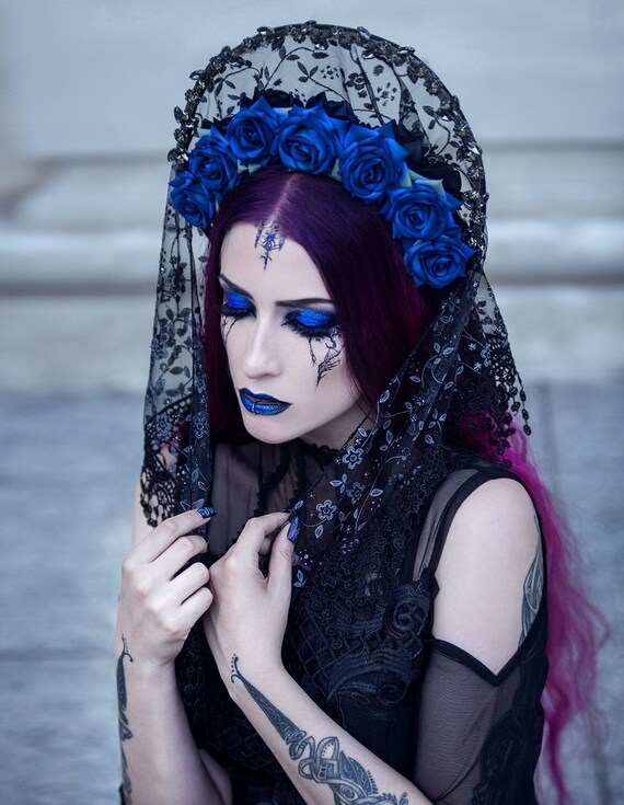 Tocado de novia gotica. Corona de reina vampiro. Tocado con velo negro y rosa azul. Tocado DOTD. Disfraz de Halloween. Etsy Mexico