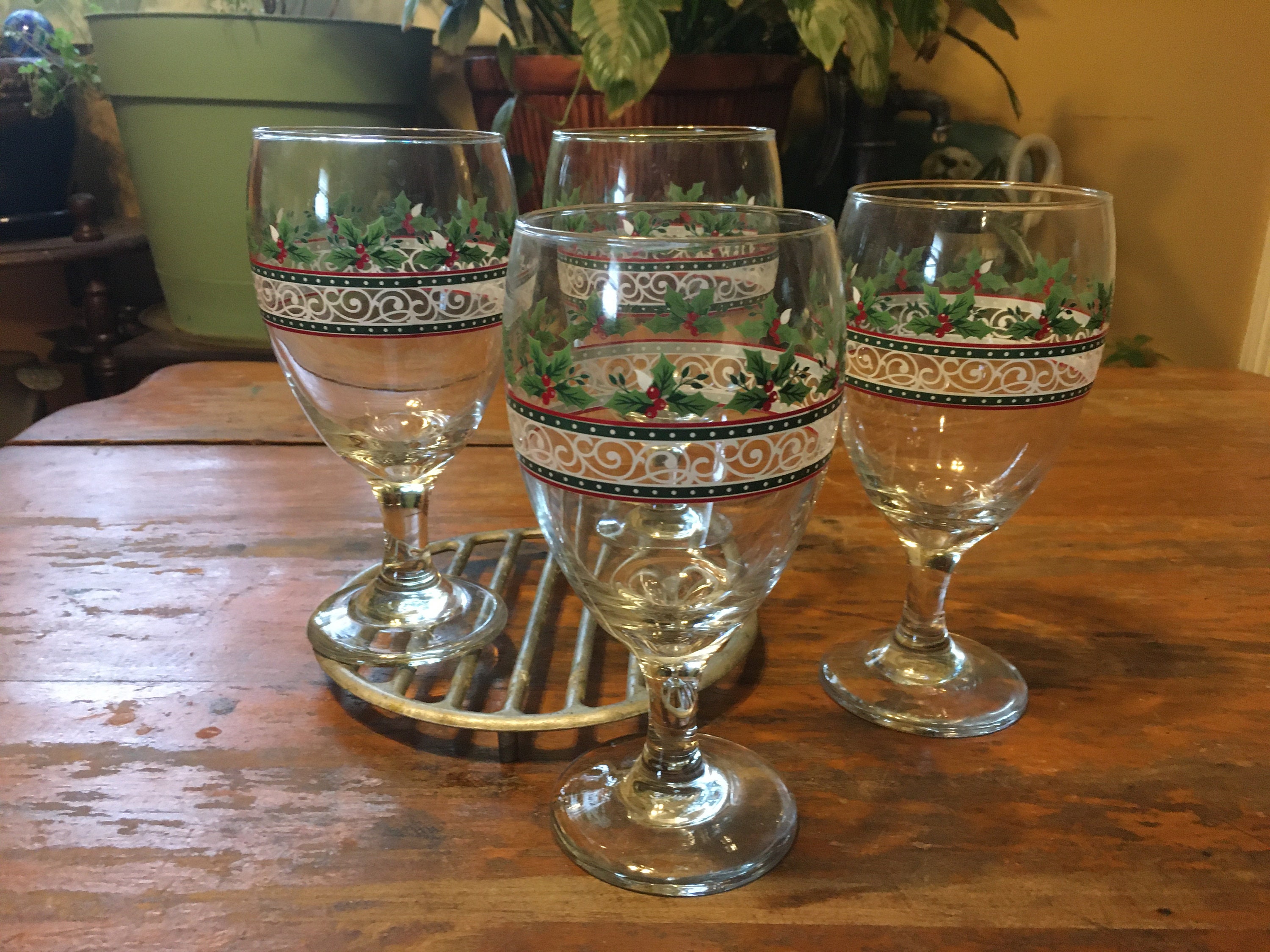 Crystal Stemmed Christmas Wine Glasses Goblets - Set of 2 - Themed Vibrant  Red & Gold Etched Winter …See more Crystal Stemmed Christmas Wine Glasses