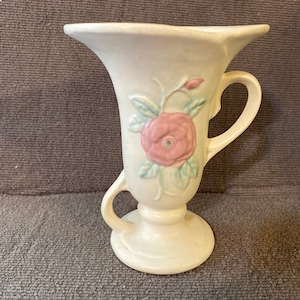Hull Diagonal Handle Vase #127-4 3/4&quot;, Cream with pink and yellow roses