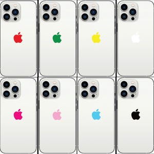 Puede incluir: Ocho smartphones blancos, cada uno con un logotipo de manzana de diferente color. Los logotipos son rojo, verde, amarillo, blanco, rosa, rosa claro, azul y negro. Los teléfonos tienen un sistema de cámara triple.