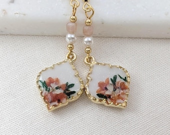 Pendientes colgantes chapados en oro con flores secas de naranja, hechos a mano, con perlas de resina y flores otoñales.