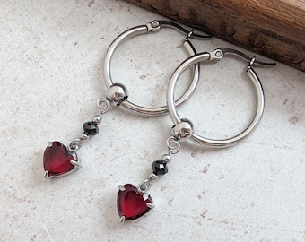Pendientes de aro con corazón de cristal rojo y cuentas negras de acero inoxidable estilo bohemio.