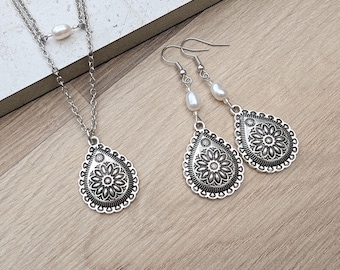 Conjunto de pendientes y collar de perlas de agua dulce de estilo vintage, joyería antigua plateada en forma de lágrima.