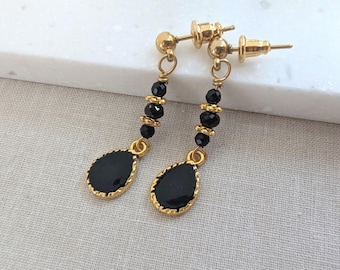 Pendientes bohemios chapados en oro, delicadas joyas hechas a mano con cuentas de resina y cristal negro.