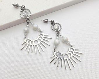 Pendientes de fase lunar, joyería celestial bohemia con cuentas de porcelana iridiscentes, luna creciente.