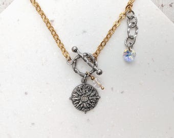 Collar con colgante de sol de metal mixto, collar de acero inoxidable con cierre de palanca de estilo bohemio vintage con cristales.