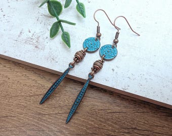 Pendientes de cobre azul patinado, joyería bohemia hippie con cuentas colgantes y detalle floral.