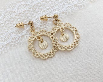 Pendientes bohemios chapados en oro, joyas de estilo vintage con efecto encaje y disco texturizado.