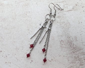 Pendientes de espada de acero inoxidable, cadena larga y daga gótica con cuentas de cristal rojo precioso.
