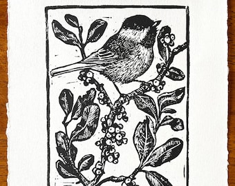 Könnte beinhalten: Schwarz-weißer Linolschnitt einer Meise, die auf einem Zweig eines Myrtendornbusches sitzt. Der Druck ist mit "Bayberry Chickadee" betitelt und mit "Haley Butt 21" signiert.