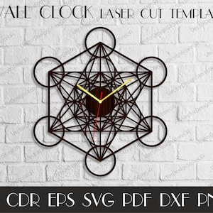 Puede incluir: Una plantilla de reloj de pared de corte por láser con un diseño geométrico y una esfera circular en el centro. La esfera es marrón con agujas doradas. El diseño recuerda a un patrón de geometría sagrada.