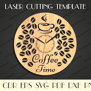 Puede incluir: Un reloj de madera con un diseño de taza de café y granos de café. La esfera del reloj dice "Coffee Time".