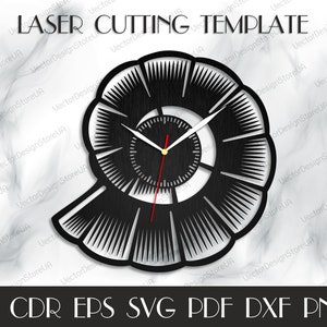 Könnte beinhalten: Ein schwarzes und weißes Laser-Schnitt-Uhren-Design in Form einer Muschel. Das Zifferblatt der Uhr ist ein Kreis mit schwarzen römischen Ziffern und einem schwarzen Hintergrund. Die Zeiger der Uhr sind rot und weiß.