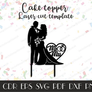 Puede incluir: Silueta en blanco y negro de una novia y un novio sosteniendo un ramo de flores. La novia lleva un vestido largo y el novio lleva un esmoquin. La pareja está de pie sobre un adorno de pastel con un diseño en forma de corazón que dice "Mr & Mrs" con dos anillos dentro del corazón.
