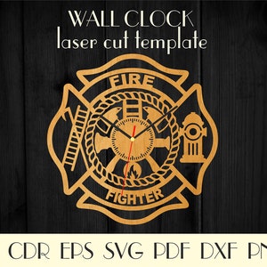 Puede incluir: Una plantilla de corte por láser para un reloj de pared con un emblema de bombero con una esfera de reloj en el centro. El emblema es una cruz roja con las palabras "FIRE" y "FIGHTER" en ella. La plantilla está disponible en los formatos AI, CDR, EPS, SVG, PDF, DXF y PNG.