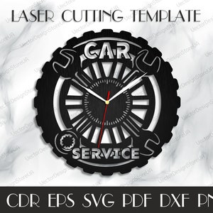 Könnte beinhalten: Schwarz-weißes Laser-Schnitt-Uhren-Design mit einem Autoreifen mit Schraubenschlüsseln und den Worten "CAR SERVICE".