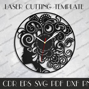 Puede incluir: Un dise&ntilde;o de reloj de corte l&aacute;ser en blanco y negro que presenta el perfil de una mujer con intrincados detalles florales. La esfera del reloj es visible con manecillas negras y un fondo blanco. El texto "LASER CUTTING TEMPLATE" es visible en la parte superior de la imagen. El texto "AI CDR EPS SVG PDF DXF PNG" es visible en la parte inferior de la imagen.