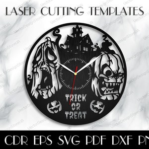 Op de afbeelding: Zwart-wit Halloween-klokontwerp met een spookhuis, een pompoen met een griezelig gezicht en de tekst "Trick or Treat".