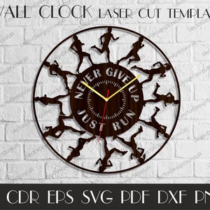 Puede incluir: Un reloj de pared de madera marrón con una silueta negra de corredores alrededor de la esfera del reloj. La esfera del reloj tiene las palabras "Never Give Up Just Run" impresas en ella.