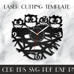 Op de afbeelding: Zwart-witte lasersnijmal voor een uursontwerp met een uilenfamilie. De wijzerplaat van de klok is rond met Romeinse cijfers. De uilen zitten op takken. De sjabloon is bedoeld voor knutselen en bevat de tekst "LASER CUTTING TEMPLATE".