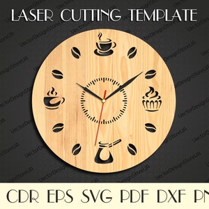 Op de afbeelding: Een lasersnijmal voor een houten klok met koffie- en gebakontwerpen. De wijzerplaat van de klok is rond en heeft een houtnerfstructuur. De mal bevat een koffiekopje, een cupcake, een koffiekan en koffiebonen.