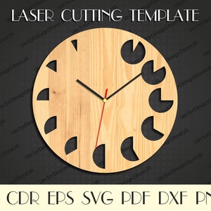 Op de afbeelding: Een houten klok met zwarte uitgesneden ontwerpen rond de rand. De wijzers van de klok zijn zwart en rood. De tekst "LASER CUTTING TEMPLATE" staat bovenaan de afbeelding.
