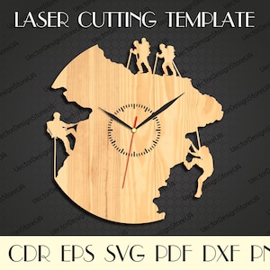 Può includere: Un design di orologio in legno tagliato al laser che presenta una scena di montagna con scalatori. Il quadrante dell'orologio è al centro della montagna con una lancetta delle ore rossa e una lancetta dei minuti nera. Il design è adatto per il taglio laser.