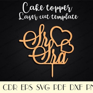 Könnte beinhalten: Lasergeschnittener Tortendekor mit den Worten "Mr & Mrs" in einer kursivschriftlichen Schriftart und zwei Herzen. Der Dekor ist aus Holz und für eine Hochzeitstorte gedacht.