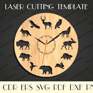 Op de afbeelding: Houten klok met lasergesneden dierensilhouetten, waaronder een hert, een uil en een beer. De wijzerplaat heeft een lichte houtnerf en zwarte wijzers. De tekst bovenaan luidt "LASER CUTTING TEMPLATE". De tekst onderaan bevat "AI CDR EPS SVG PDF DXF PNG".