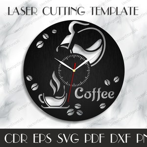 Könnte beinhalten: Schwarz-weißes Uhrdesign mit einer Kaffeekanne, die Kaffee in eine Tasse gießt. Das Zifferblatt der Uhr hat einen silbernen und einen roten Zeiger. Das Design enthält das Wort "Kaffee" und Kaffeebohnen. Dies ist eine Laser-Schneidevorlage.